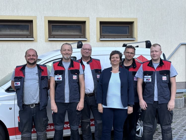 Gruppenbild aller Mitarbeitenden der Dachdeckerei Göbel